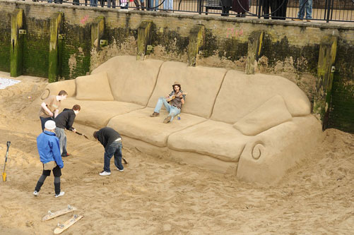 Самый большой диван из песка в мире
